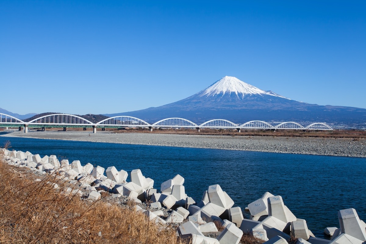 Mont Fuji et rivière Fujikawa, préfecture de Shizuoka, Japon