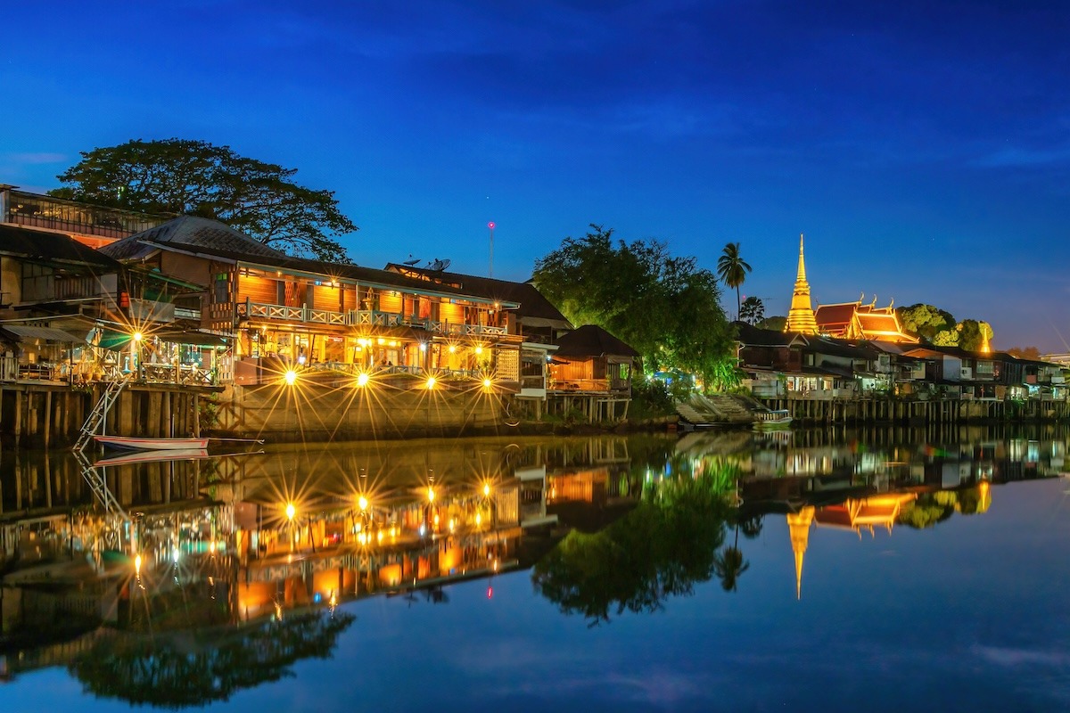 夜のチャンタブーン旧市街ウォーターフロント、チャンタブリー、タイ