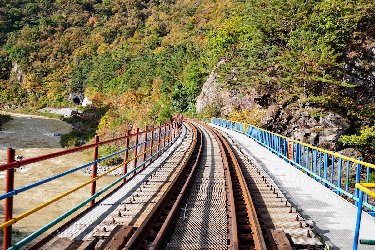 Alte Bahngleise und Schienenfahrräder, Jeongseon-gun, Südkorea