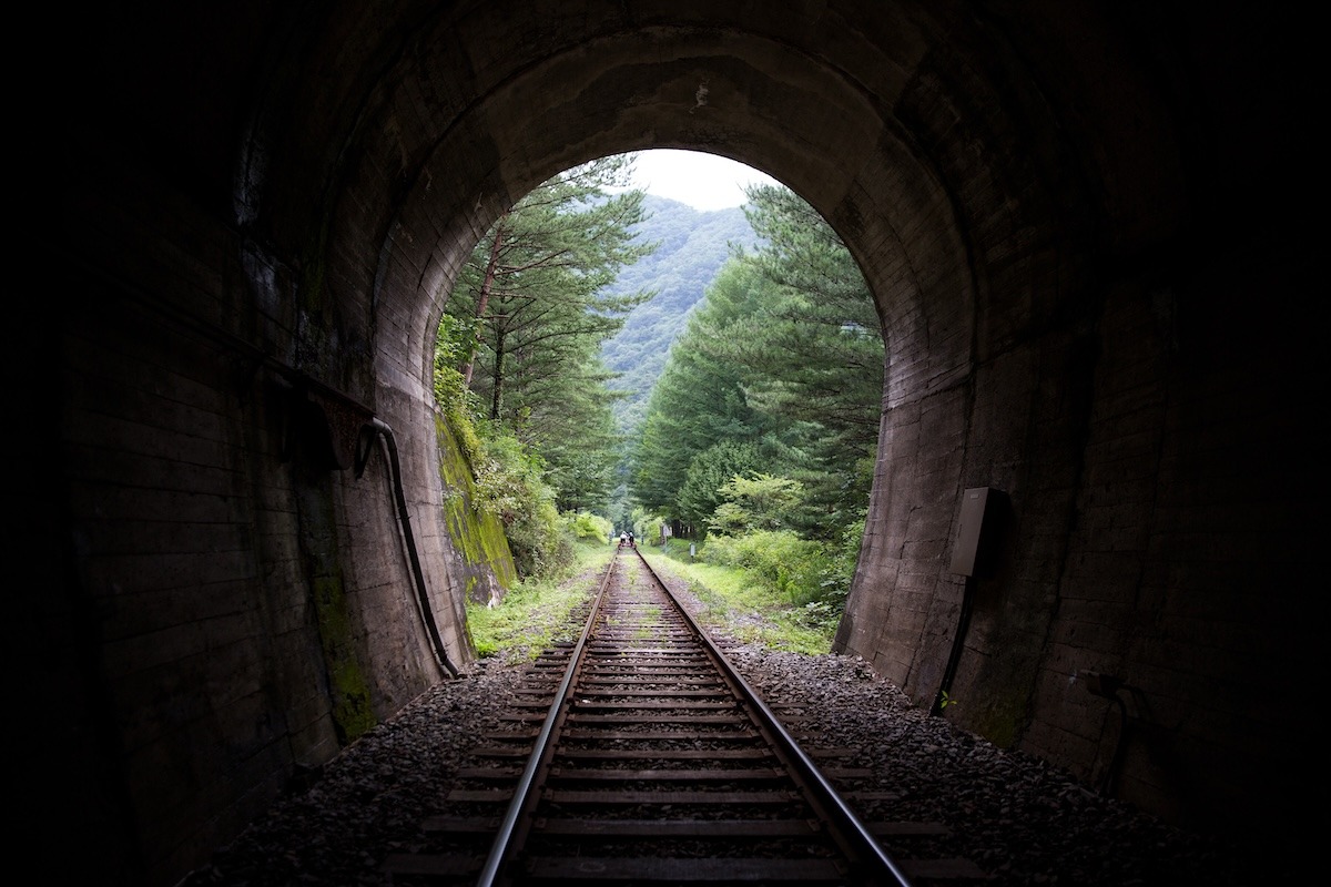 Alte Bahngleise und Schienenfahrräder in Jeongseon-gun, Südkorea