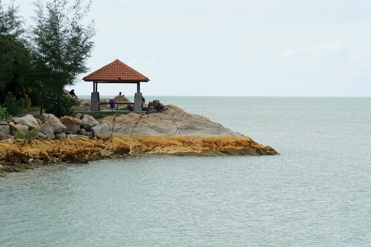 ชายหาด Pantai Minyak Beku, Batu Pahat, Johor, มาเลเซีย ชายหาด Pantai Minyak Beku, Batu Pahat, Johor, มาเลเซีย