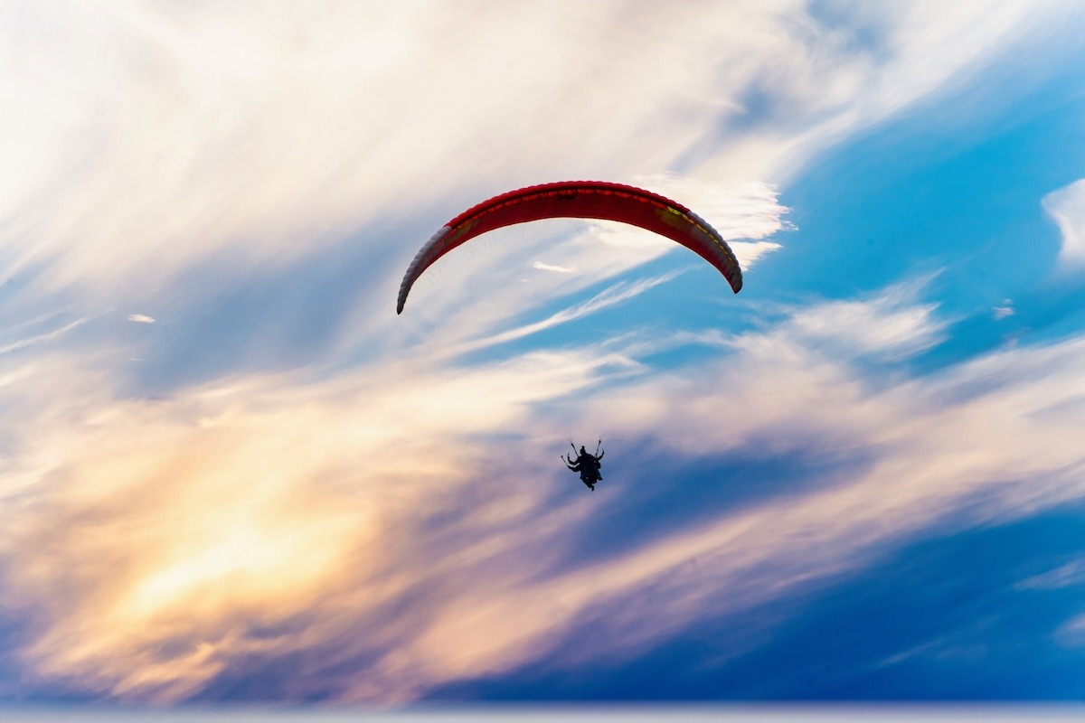 Parasailing in einer Bergstation in Indien