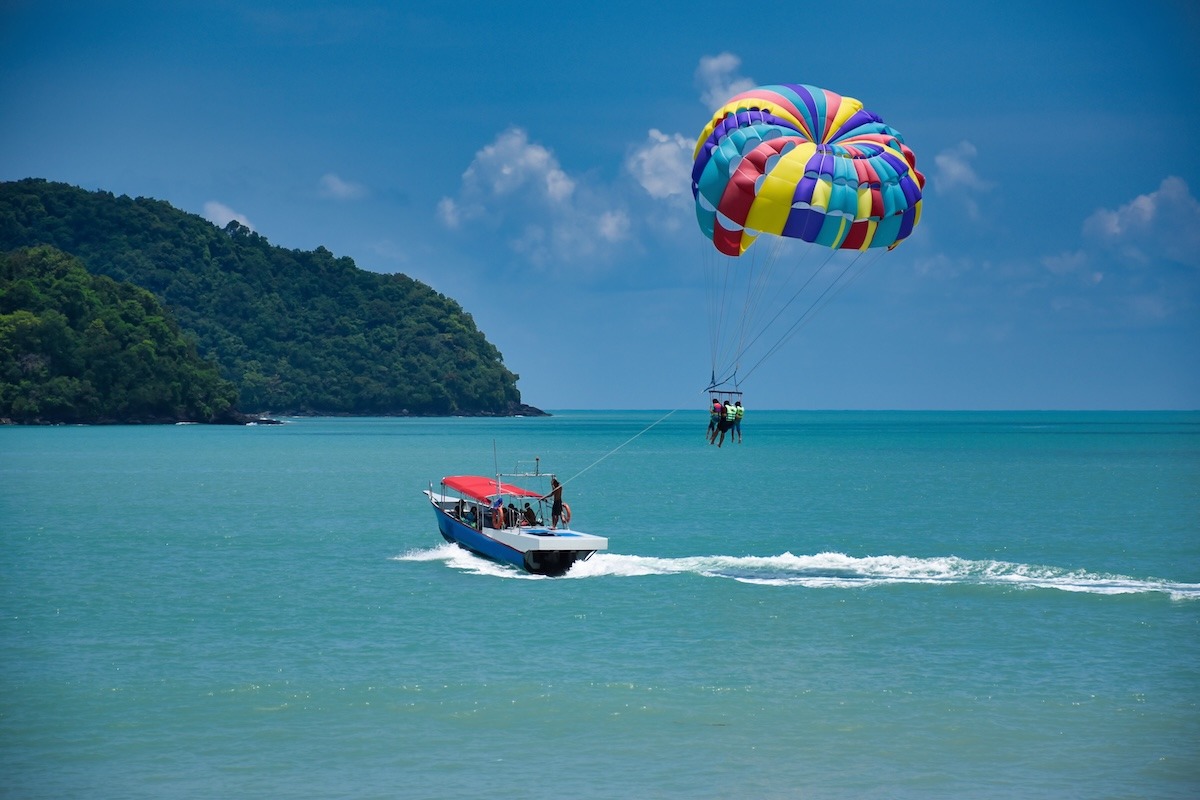 馬來西亞蘭卡威珍南海灘滑翔傘