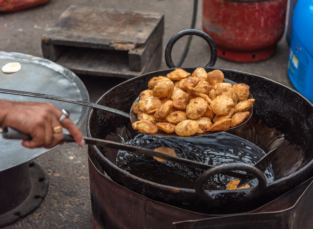 Kachoris disumbat kentang di Terreti Bazaar, Kolkata, India