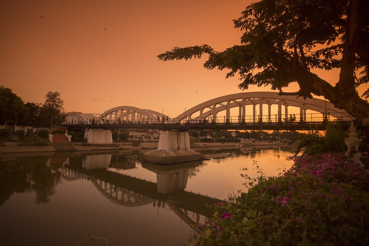 Pont Ratsadapisek et rivière Wang, Lampang, Thaïlande