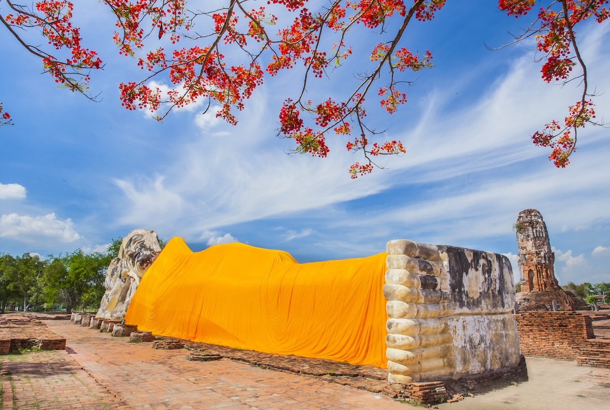 Buddha Berbaring di Wat Lokayasutharam, Ayutthaya, Thailand