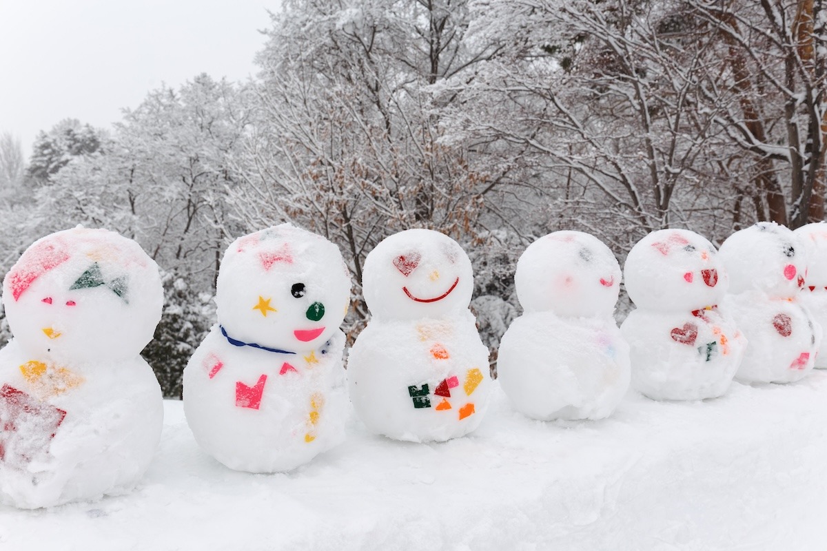 Lächelnde Schneemänner beim Asahikawa-Winterfest in Asahikawa, Hokkaido, Japan