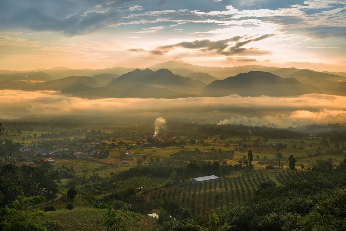 Matahari terbit di titik pandang Yun Lai, Pai, Maehongson, Thailand Matahari terbit di titik pandang Yun Lai, Pai, Maehongson, Thailand