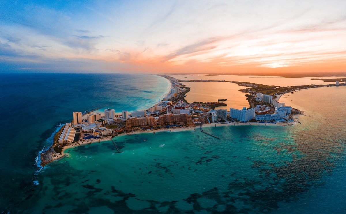 Matahari terbenam di Cancun, Mexico