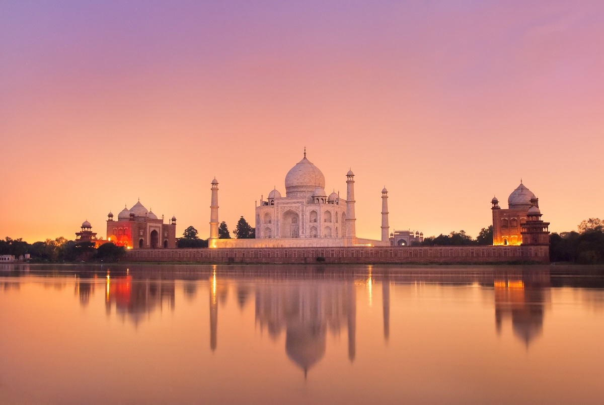 Taj Mahal saat matahari terbenam, Agra, India