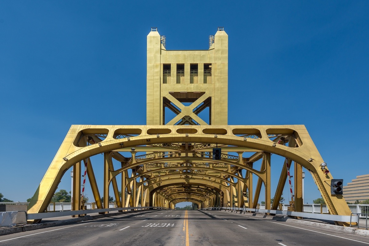 Die Tower Bridge, Sacramento River in Sacramento, CA, USA