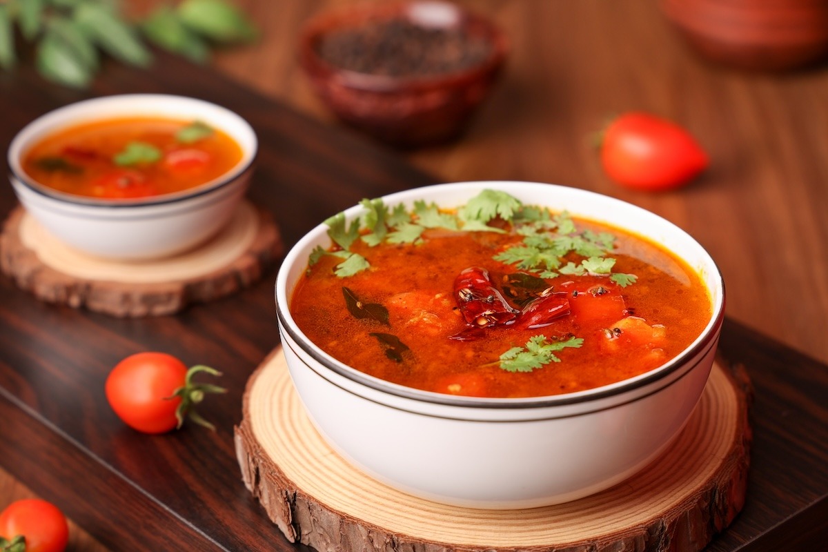 Tomate rasam curry soupe chaude et épicée, cuisine de l'Inde du Sud