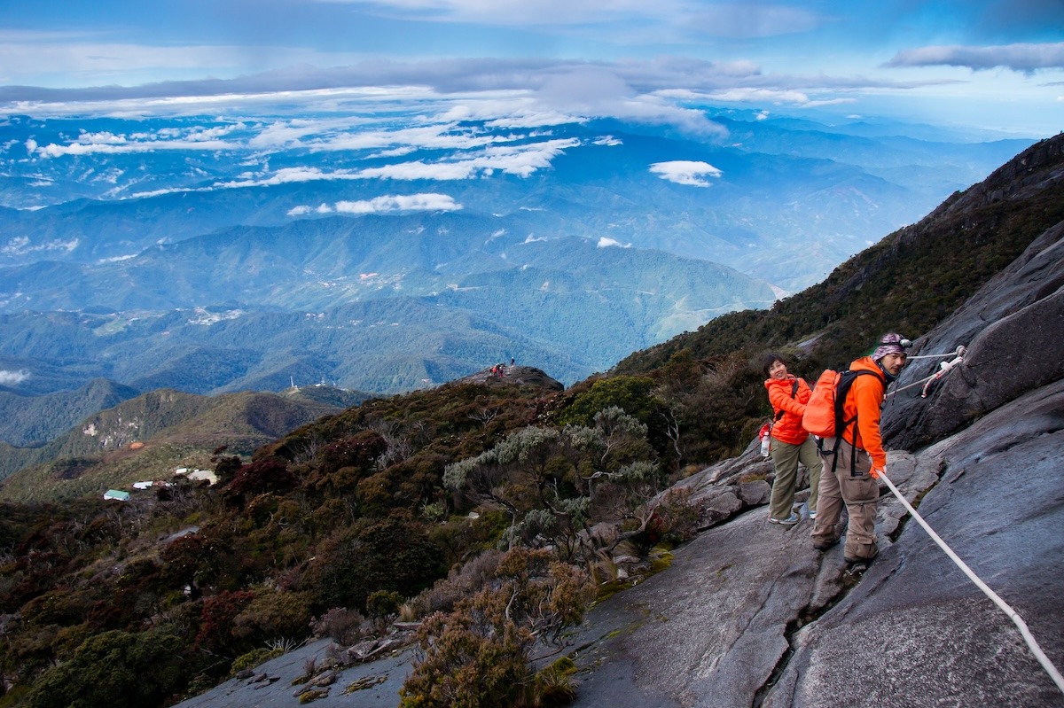 游客在马来西亚京那巴鲁国家公园攀登京那巴鲁山