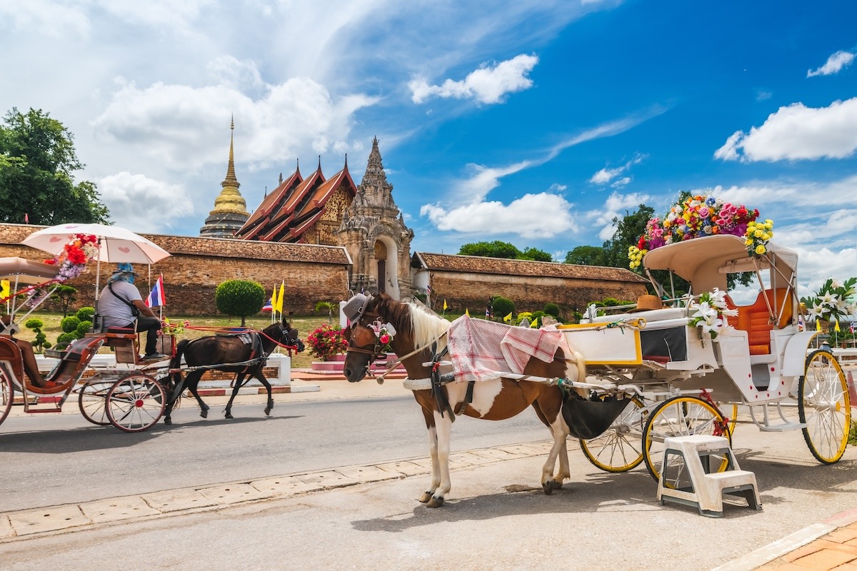 Promenade en calèche traditionnelle, Wat Phra That Lampang Luang, Lampang, Thaïlande