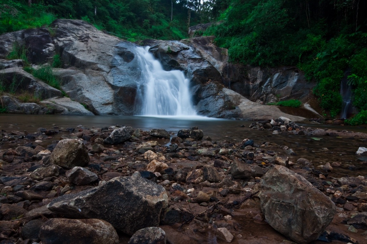 泰国夜丰颂拜县的瀑布
