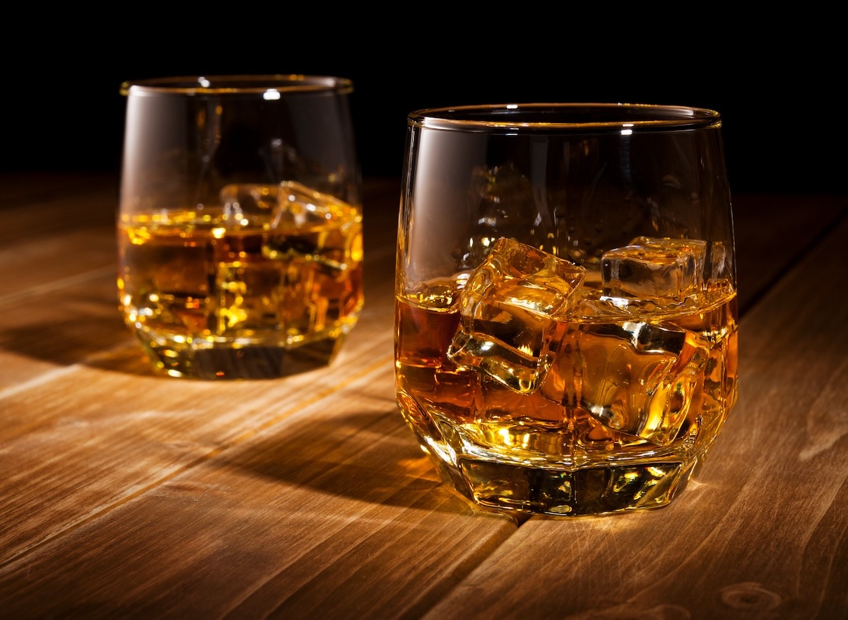 Whiskey mit Eiswürfeln