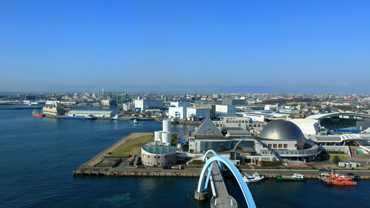 穿越水域的家庭探险游览名古屋港公共水族馆 background image