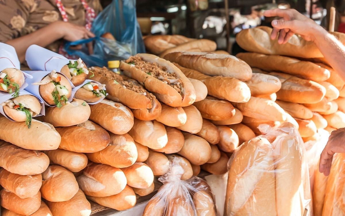 บาแก็ตฝรั่งเศสที่ตลาดสดในเวียงจันทน์ ประเทศลาว