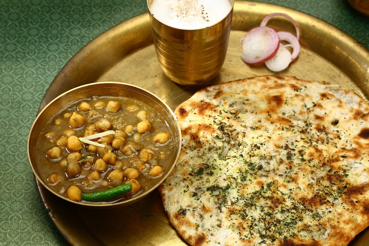 Amritsari Kulcha dan Chole atau Aloo Kulcha dengan Choley