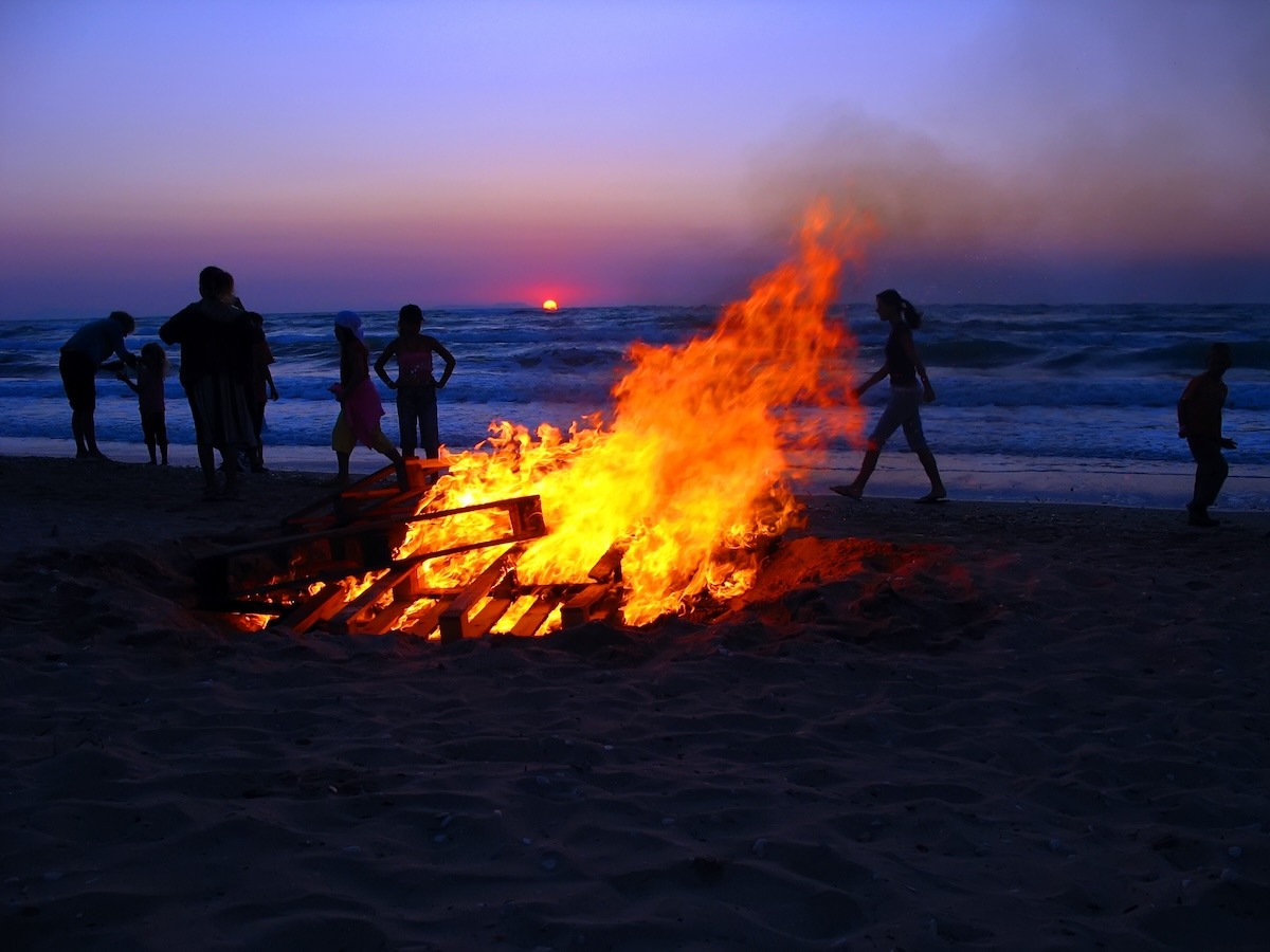 海辺での焚き火パーティー（カナダ、バンクーバー