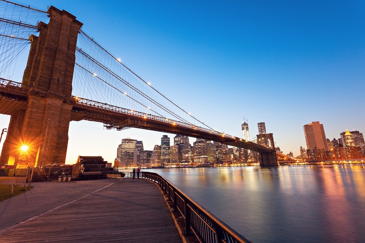 布魯克林大橋位於美國紐約