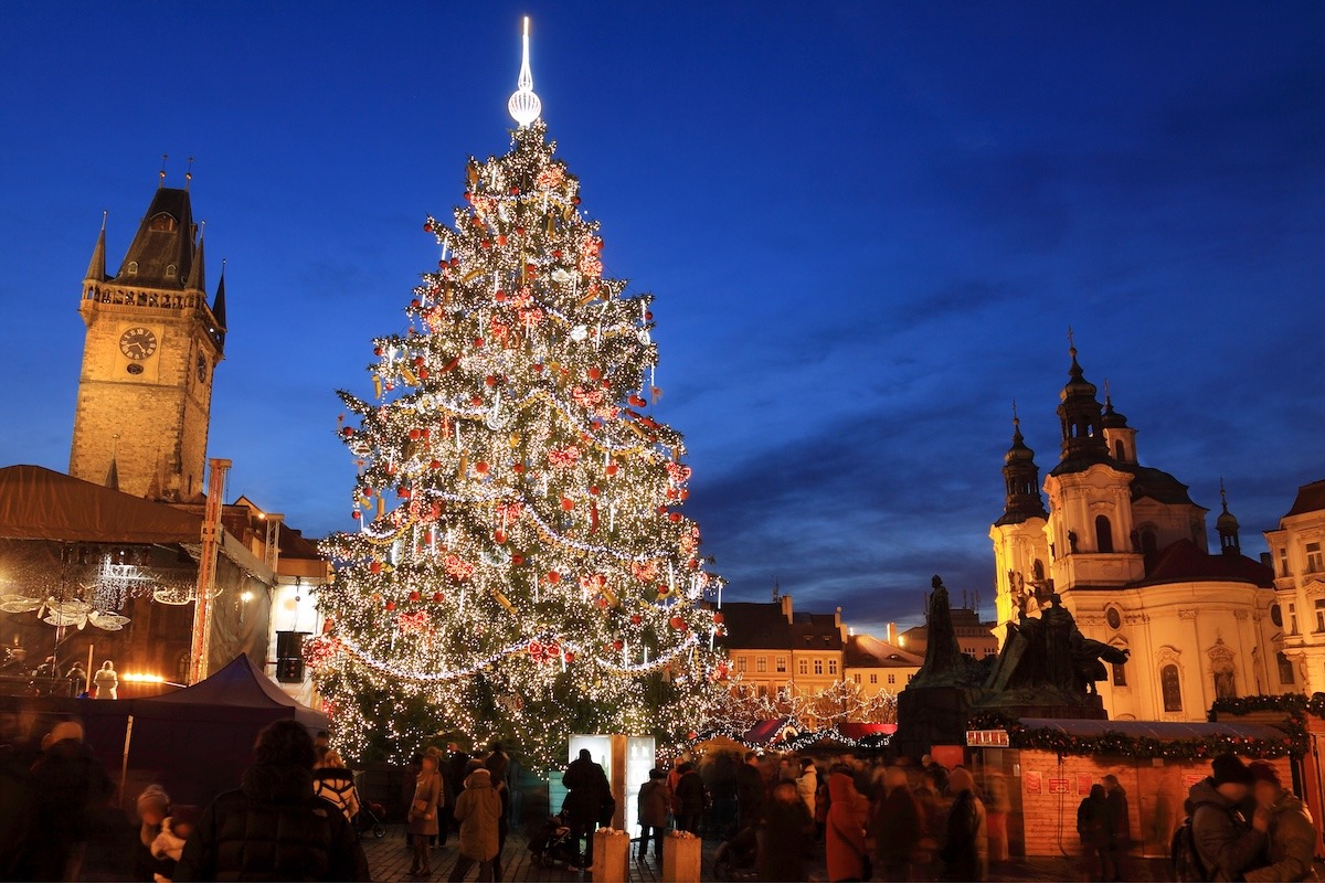 Pokok Krismas di Dataran Bandar Lama, Prague, Republik Czech