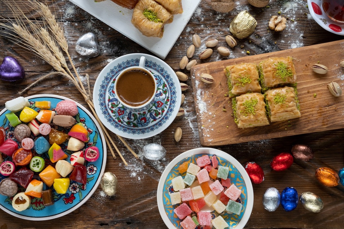 Bunte Eid-Süßigkeiten und Schokolade, türkische Köstlichkeiten und Baklava