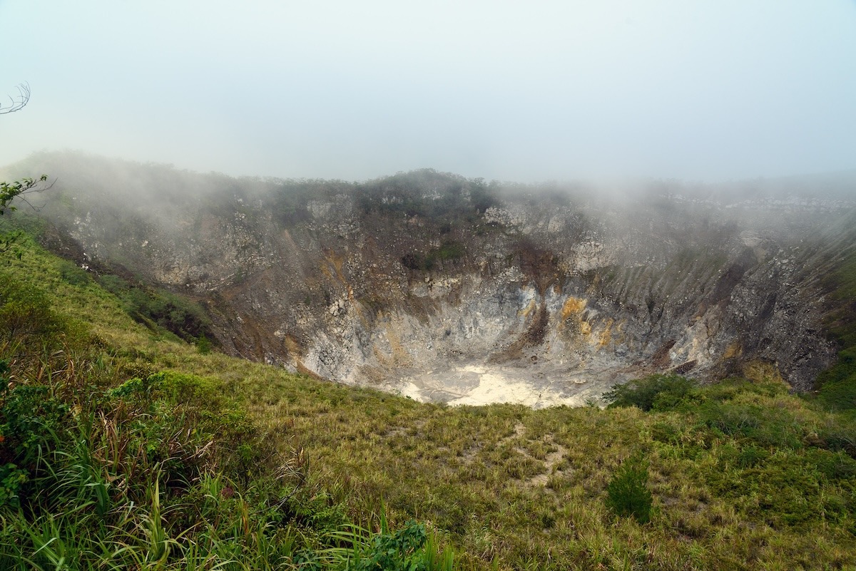 Kawah Gunung Berapi Mahawu dekat Tomohon, Sulawesi Utara, Indonesia