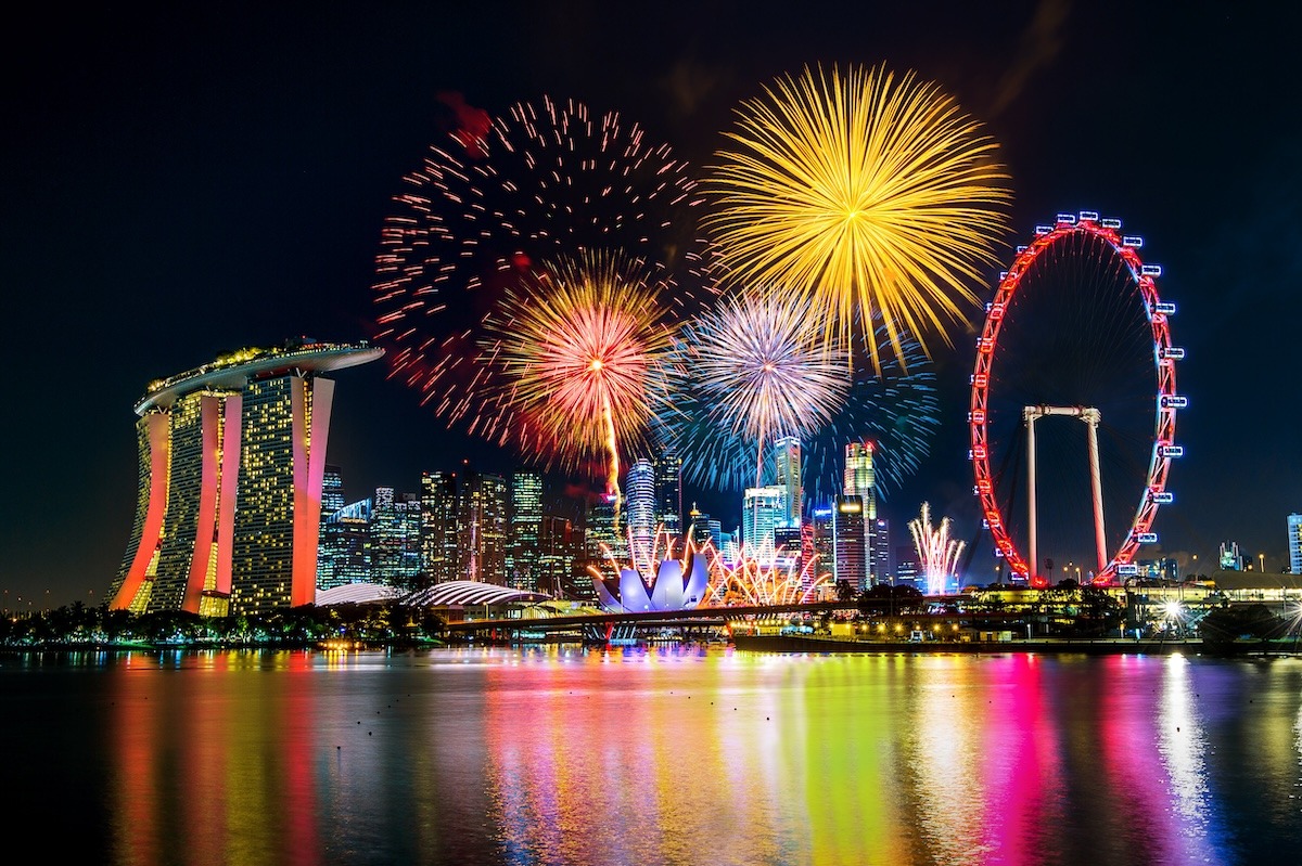 새해 첫날 싱가포르에서 펼쳐지는 불꽃놀이