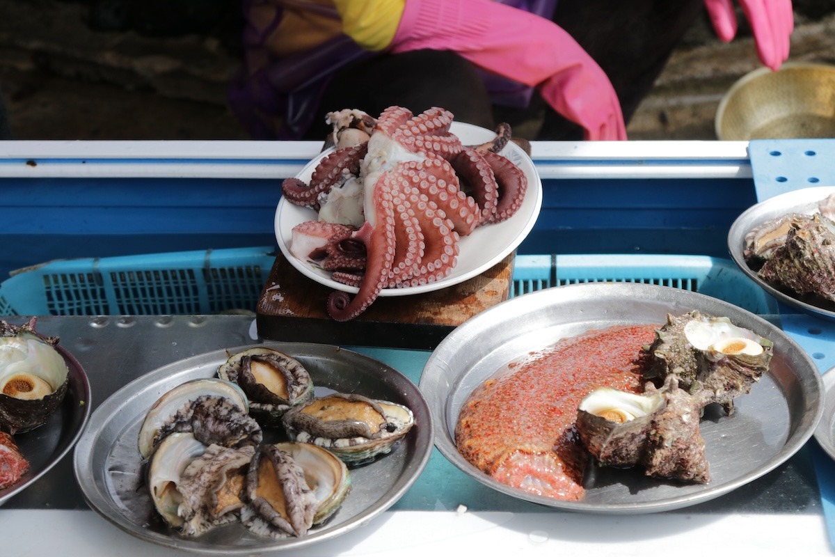 المأكولات البحرية الطازجة التي اصطادتها الغواصة (هاينيو) في جزيرة جيجو، كوريا الجنوبية