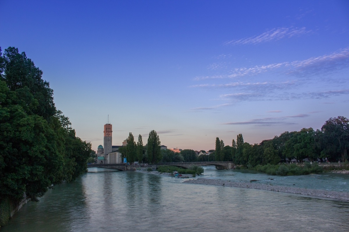 แม่น้ำ Isar และพิพิธภัณฑ์ Deutsches ยามพระอาทิตย์ตกดินในเมืองเก่าของมิวนิคประเทศเยอรมนี