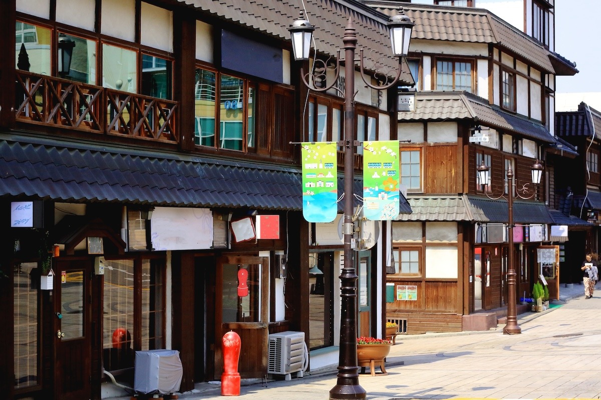 شوارع بها مباني على الطراز الياباني في مدينة إنتشون