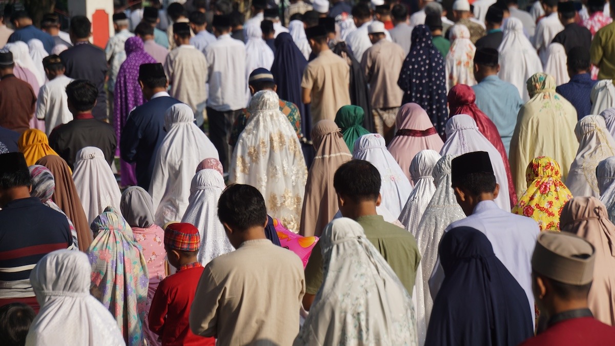 المسلمون في الميدان يصلون عيد الفطر في الصباح