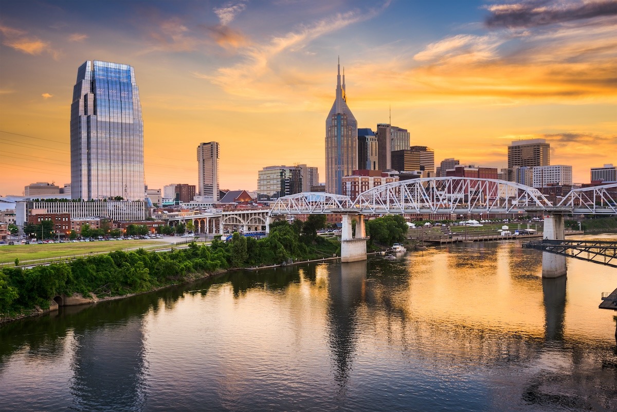 Skyline von Nashville und Cumberland River, TN, USA