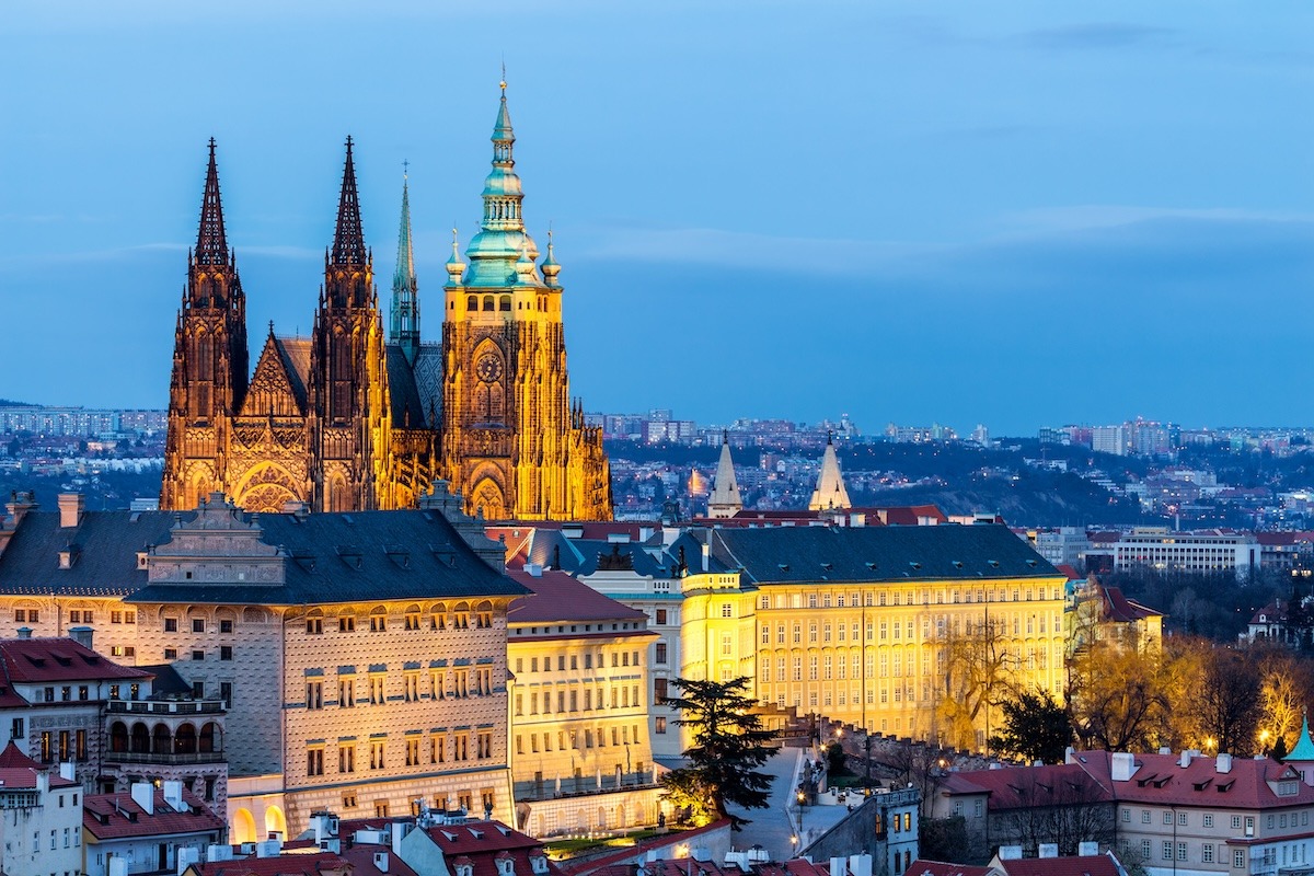 Kompleks Istana Prague dengan Katedral St Vitus gothic, Hradcany, Prague, Republik Czech