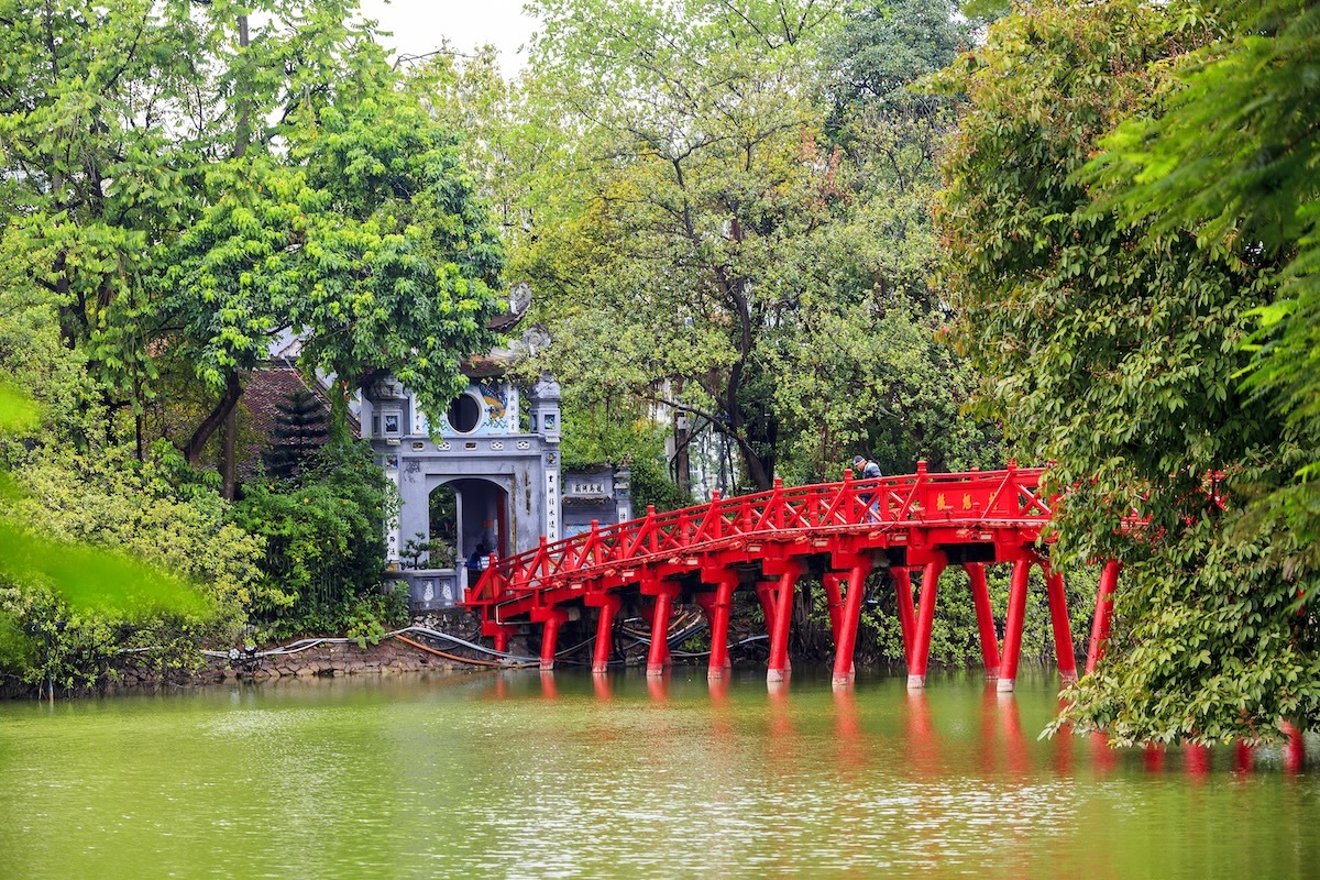 Die Huc-Brücke im Hoan-Kiem-See, Hanoi, Vietnam