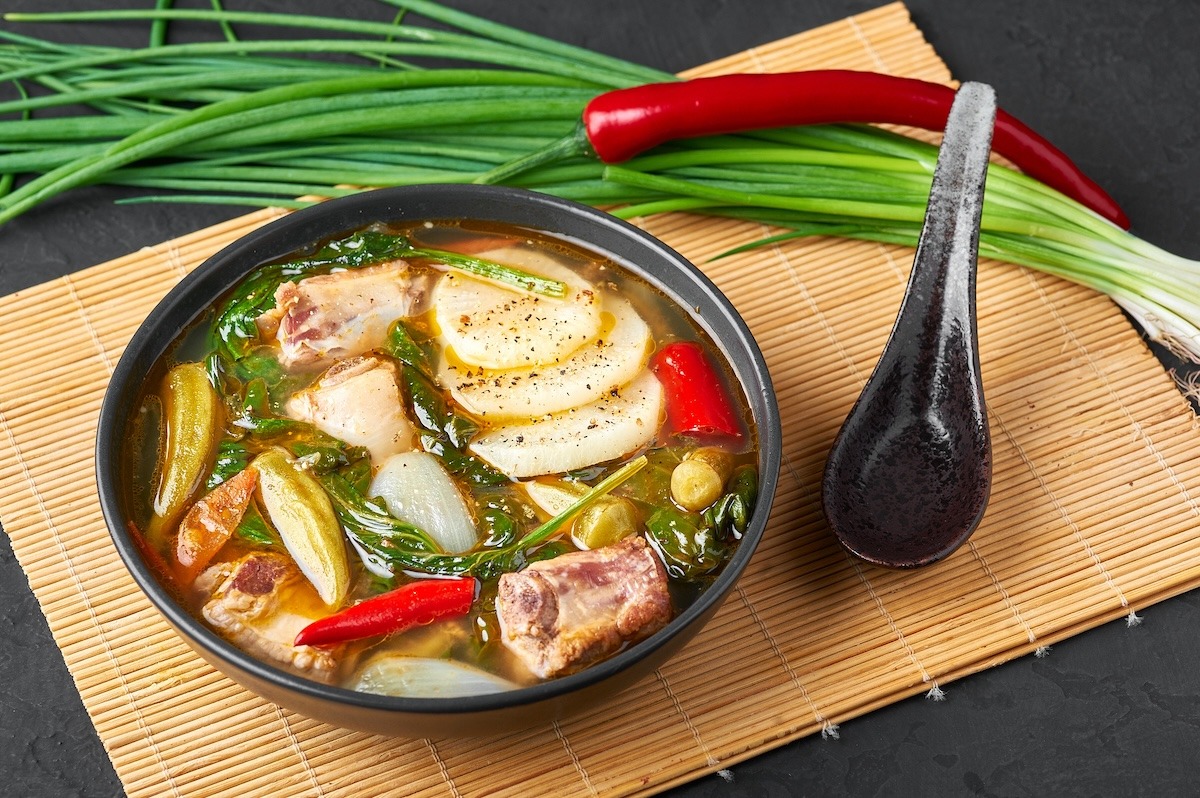 Sinigang na Baboy ou soupe philippine à la viande de porc