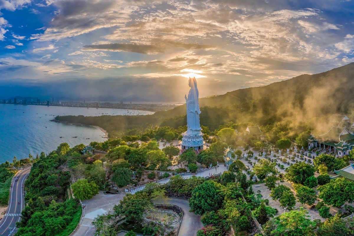 Semenanjung Son Tra dengan Pagoda Linh Ung di Da Nang, Vietnam