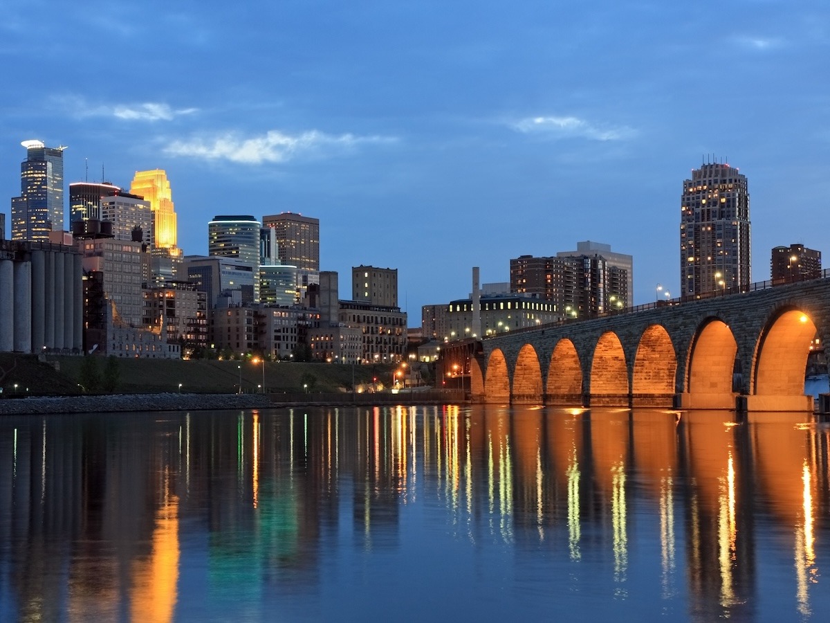 Steinbogenbrücke und Mississippi-Fluss in der Innenstadt von Minneapolis, MN, USA