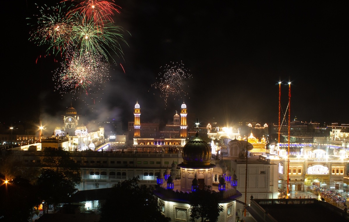 احتفالات الألعاب النارية فيساخي في أمريتسار، البنجاب، الهند