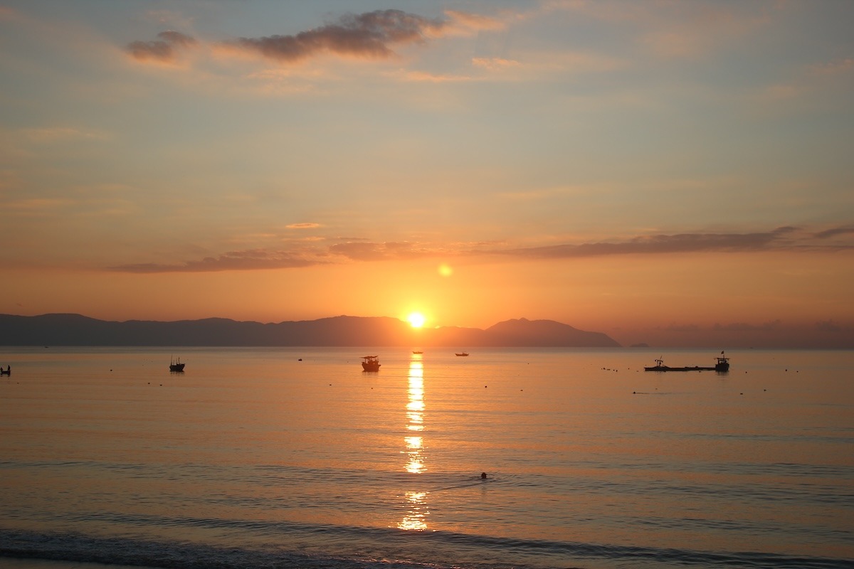 matahari di atas pantai Doc Let