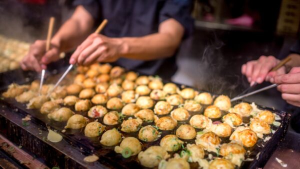 探索東京充滿活力的街頭小吃:烹飪冒險