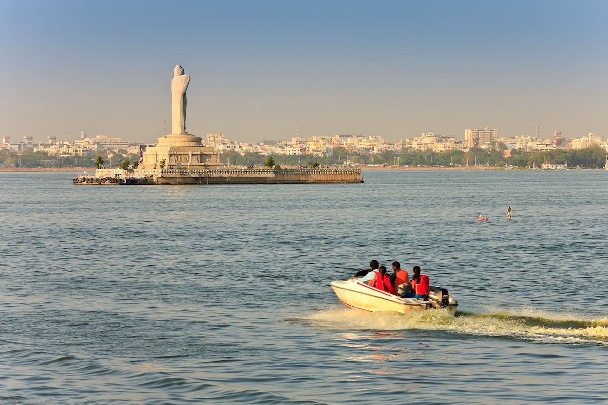 Statue de Bouddha au milieu du lac Hussain Sagar