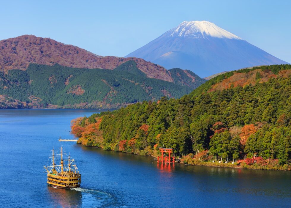 Descubre los onsens privados en Hakone: Tu guía de serenidad background image