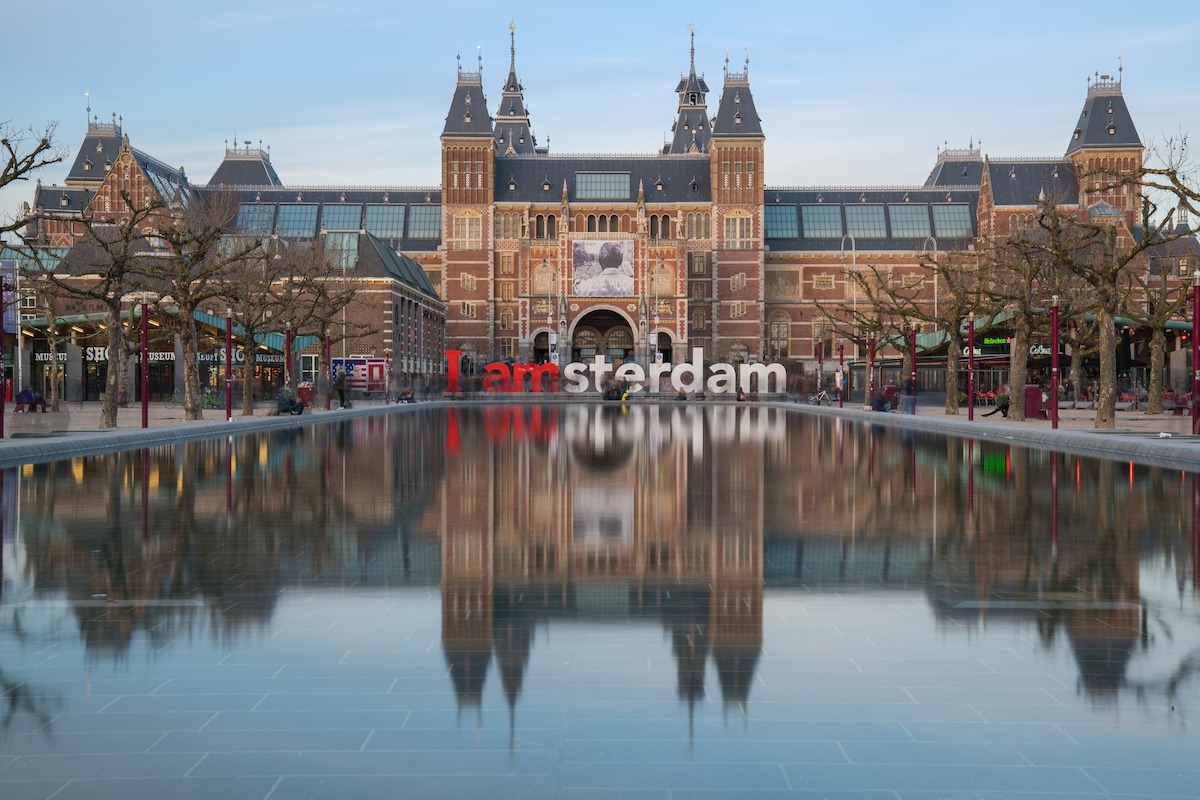 Rijksmuseum dengan tanda I Amsterdam
