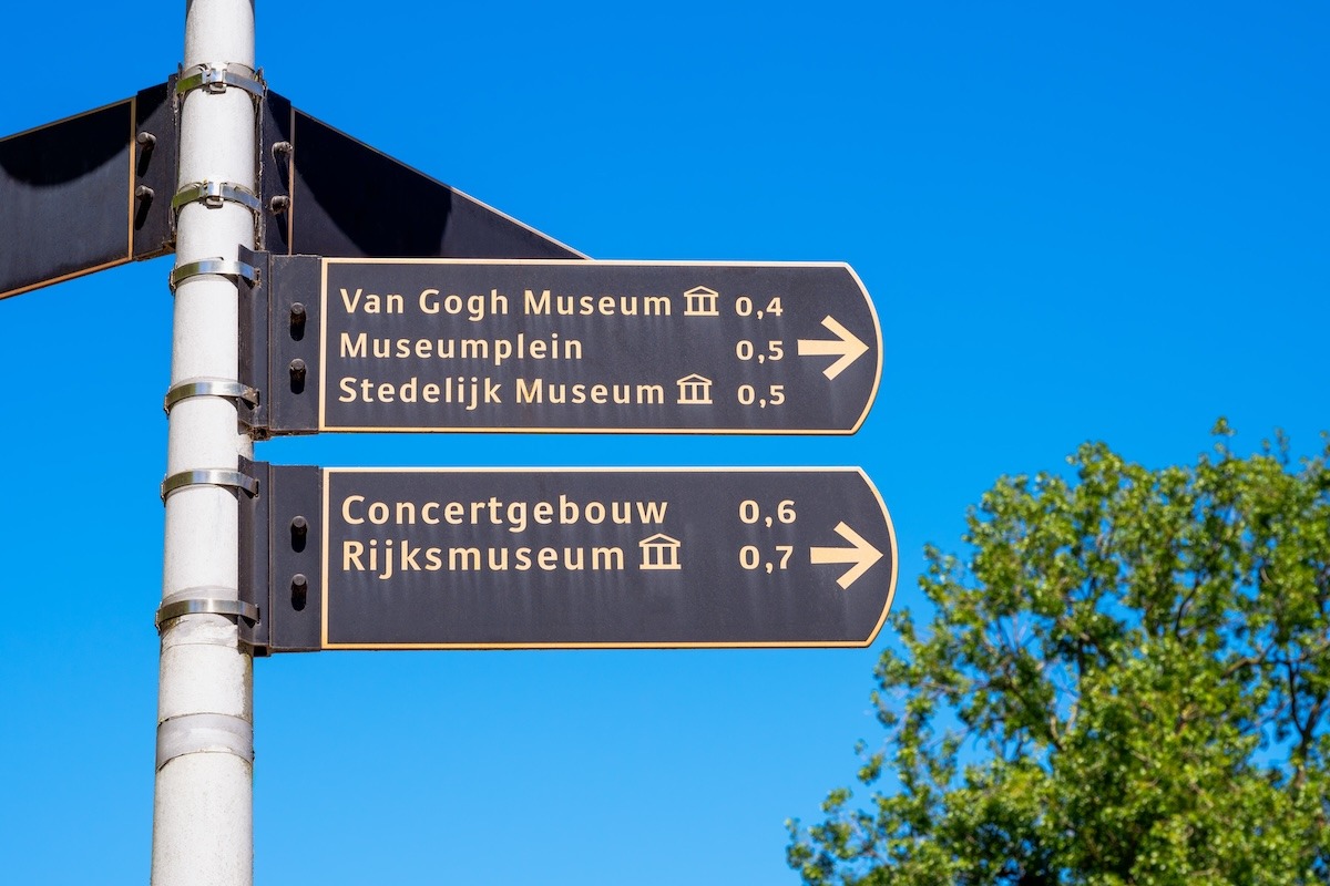 Hinweisschilder zu Van Gogh, Rijksmuseum, Museumplein in Amsterdam
