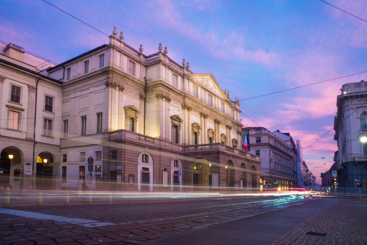 โรงละคร Teatro alla Scala ในเมืองมิลานในยามรุ่งสาง