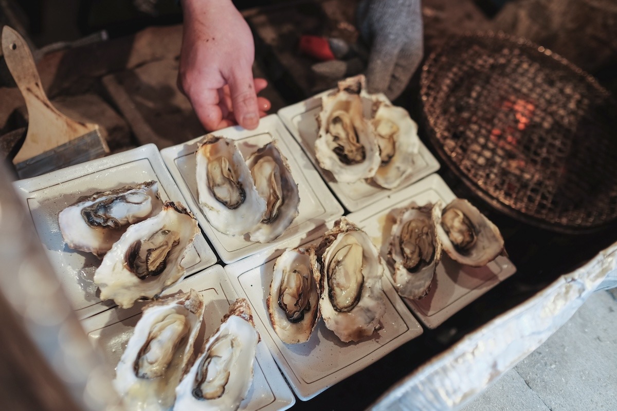 gegrillte austern in der matsushima-bucht serviert