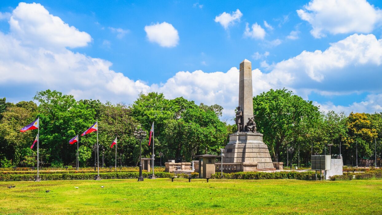 Menjelajahi Hari Rizal: Perjalanan Melalui Sejarah dan Budaya Filipina background image