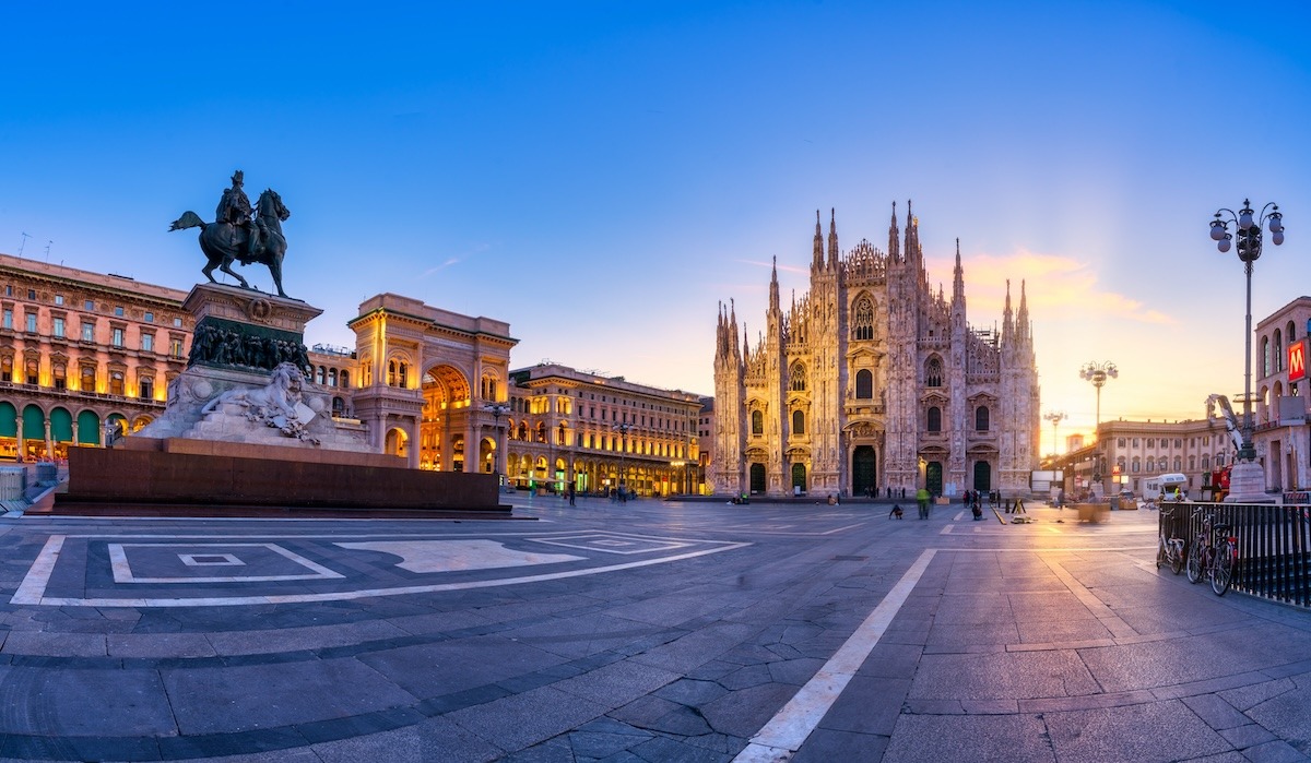 matahari terbit menerangi Duomo Di Milano